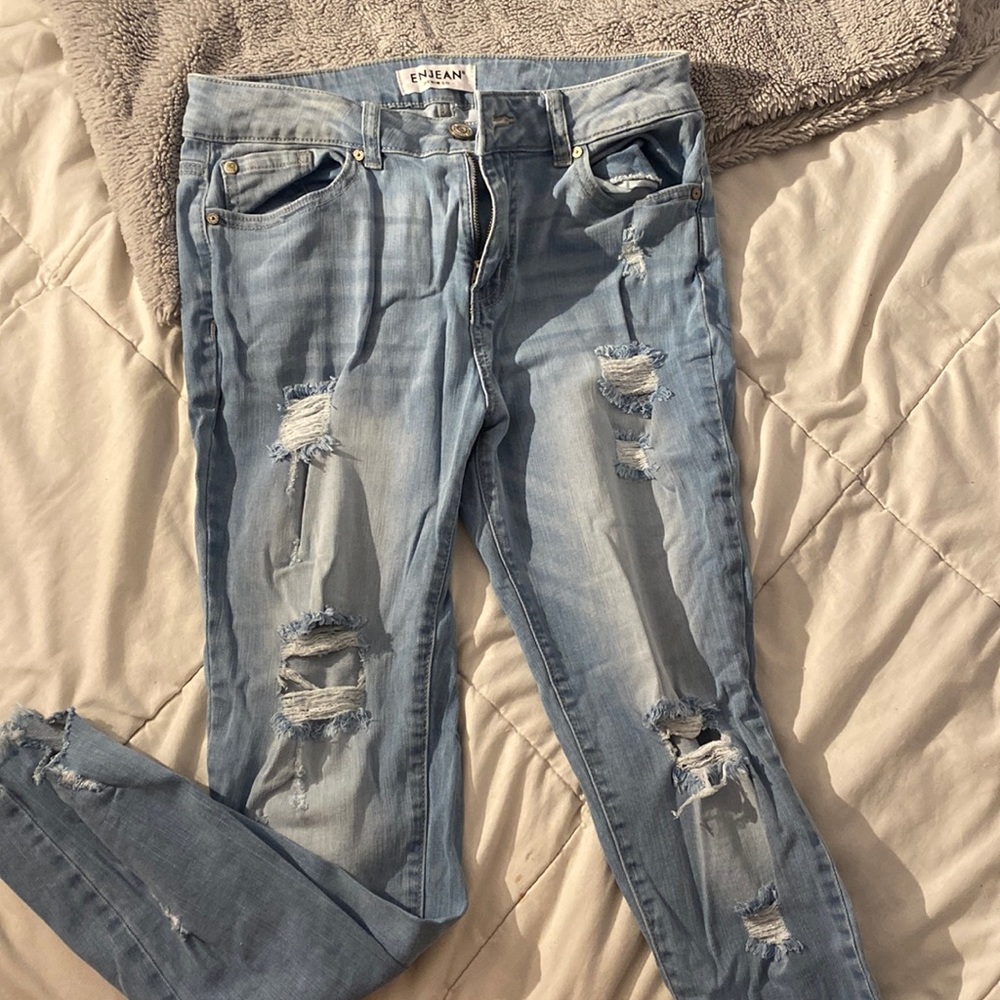 Jeans. Light wash. Ankle cut. Ripped